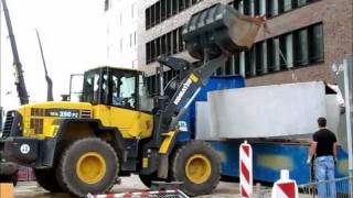 Radlader  wheel loader KOMATSU WA250PZ entlädt Betonfertigteile [upl. by Cherise]