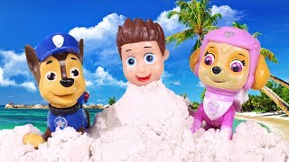 PAW PATROL Toys Episodes ❤ Skye and Chase play with Ryder on the beach [upl. by Grania]