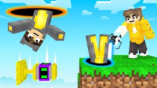 HUNTERS VS SPEEDRUNNER With PORTAL GUNS Minecraft [upl. by Virgin]