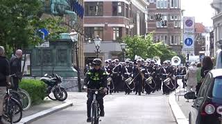 Tamboers amp Pijpers van het Korps Mariniers en Marinierskapel terug naar Koninklijke Stallen [upl. by Wailoo]