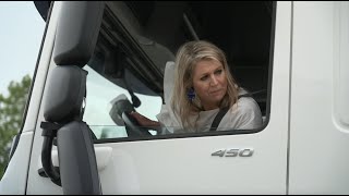 Máxima als vrachtwagenchauffeur [upl. by Eriha]