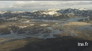 Islande région du Landmannalaugar  rivière et cascade [upl. by Chenee]