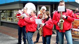 Dweilorkest De Lendebloazers uit Wolvega spelen Radar Love van The Golden Earring [upl. by Ydorb]