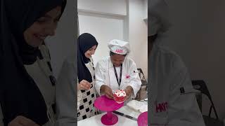 Cake Shift krne ka Sahi tareeka hkrshorts hkrbakingacademy [upl. by Panter]