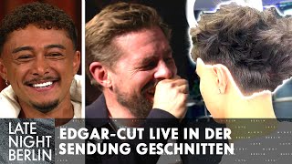 Überraschungsgast schneidet Mitarbeiter den EdgarCut  Late Night Berlin [upl. by Newmann561]