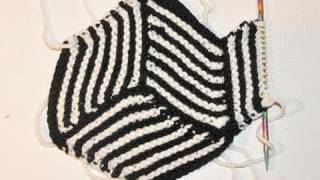 Stricken lernen  Hexen Ecken für coole Decken  Knitting Illusion Cube Blanket [upl. by Xuerd]