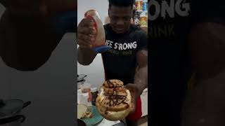 PANTERA DEVORANDO UM HAMBURGUER ENORME NA REFEIÇÃO LIVRE fitness gymmotivation leandrotwin [upl. by Aivad]