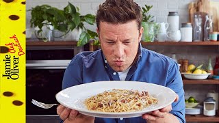 Wie man eine klassische Carbonara macht  Jamie Oliver auf Deutsch [upl. by Aivull]