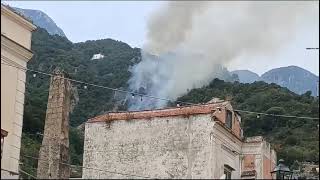 Incendio a Cetara fiamme minacciano il borgo [upl. by Sturges807]