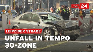 BerlinMitte Schwerer Verkehrsunfall auf der Leipziger Straße [upl. by Korney]