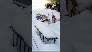 Schneepflug kämpft sich durch vereisten Schnee  gartenbahn gardenrailway lgb [upl. by Bleier]