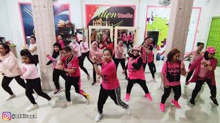 SHAKY SHAKY  MODEONG DJ REMIX  CHOREOGRAPHY  DANCE  ZUMBA  EDITA FEBRIANA [upl. by Ylatfen]