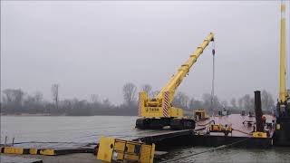 Liebherr Raupenkran fährt auf Ponton [upl. by Adaurd]