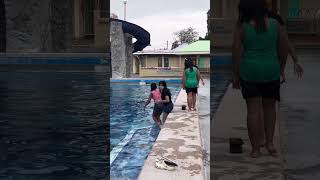 Quatro Marias nag enjoy sa pa swimming ni Pugong Byahero [upl. by Yessak]