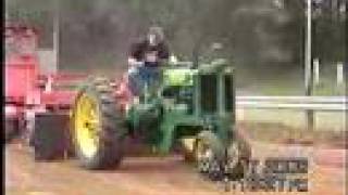 Unstyled John Deere G pulling at eau claire wisconsin [upl. by Llohcin]