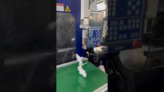 Una escena en una fábrica de piezas de plastico moldeadas por inyección moldes fabricación [upl. by Odlareg]