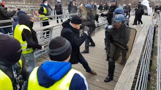 Gilet gialli atto VIII ancora violenze Pugile professionista contro polizia [upl. by Aehsal]