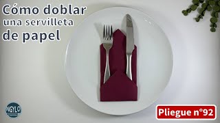 Cómo doblar una servilleta de papel con un bolsillo triangular para cubiertos  Decoración de mesa [upl. by Merritt]