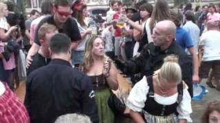 Ordner schmeissen Randalierer auf Oktoberfest raus [upl. by Coppola212]