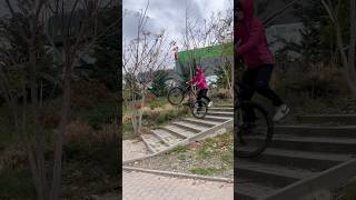 повторил легендарный трюк bmxwheelie bike bmxlifestyle bmxcyclestuntvideo mtb wheelie [upl. by Anaitsirc]