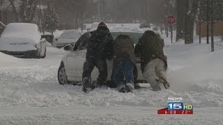 People help push cars stuck in snow [upl. by Rao]