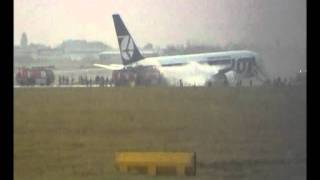 Boeing 767 forced landing Warsaw 1 November 2011 [upl. by Anoo]