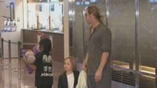 Brad Pitt and Angelina Jolie arrive with their children in Japan [upl. by Wilhelm]