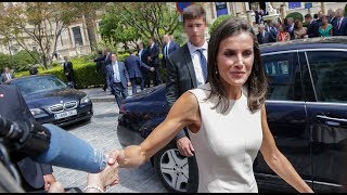 El inoportuno tropiezo de la reina Letizia  Diez Minutos [upl. by Showker]