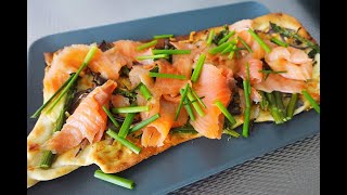 Flammkuchen met groene asperges gerookte zalm en bieslook [upl. by Giana]