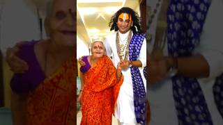 80 साल के बूढ़ी मां गुरुजी के साथ रेस लगा रही है anirudhaacharyaji shorts vrindavan grandmother [upl. by Yoshi]