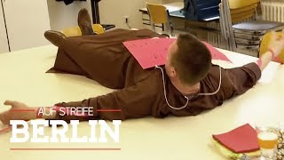 Aufruhr in der Schule Lehrer auf Tisch gefesselt  Auf Streife  Berlin  SAT1 TV [upl. by Compton]