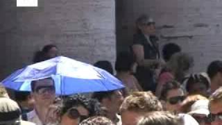 Avalancha de turistas en la Basílica de San Pedro del Vaticano [upl. by Ephram]