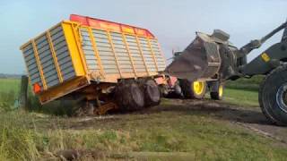 Silagewagen wordt vlotgetrokken [upl. by Shanly]