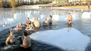 Baignade glacée pour le Club des Phoques à Berlin [upl. by Fedirko937]