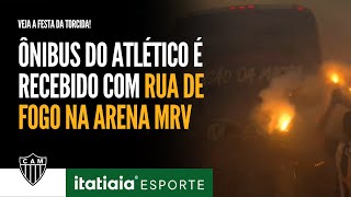 ÔNIBUS DO ATLÉTICO É RECEBIDO COM RUA DE FOGO E GRANDE DA TORCIDA [upl. by Ennayd997]