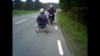 Rullstol bakom moped  Moped Pulling Wheelchair [upl. by Maloy]