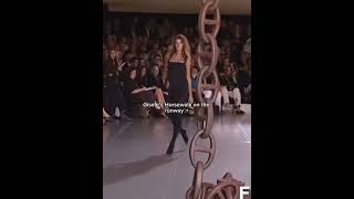 runway fashion supermodel versace gigi model catwalk gigihadid models fashionshow viral [upl. by Duky176]