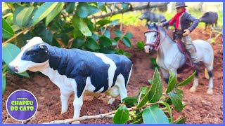 Fazenda de Brinquedo FANTÁSTICO PEGA DE BOI NO MATO COM A NOVA VACA HOLANDESA [upl. by Carolann]