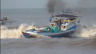 TERKURUNG OMBAK 2 METER PERAHU SEKOCI NYARIS KEBALIK DI GULUNG OMBAK Pantai Puger 3324 [upl. by Byrne317]