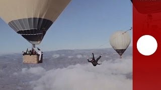 Highline entre deux montgolfières  nouvel exploit de deux français funambules [upl. by Hcurab]