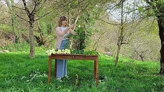 Tutoriales de floristería para principiantes Arreglo floral con rosas blancas 🌹 [upl. by Codd582]