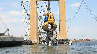 The HSWC500 1000 giant hydraulic claw goes to work clearing the wreckage of the Baltimore Bridge [upl. by Ellennod]