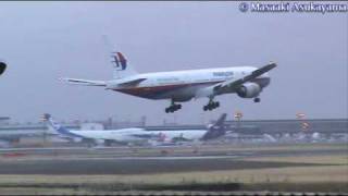 Crosswind Landing  by Malaysia Airlines Boeing 777200ER 【9MMRJ】 [upl. by Moor]