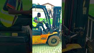 Comment maîtriser forklift ou chariot élévateur dans moins de 2min [upl. by Radloff236]