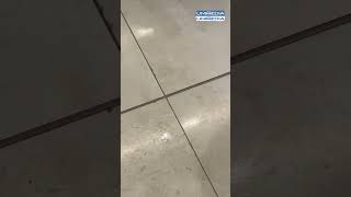 „Miroase ca în grajd” Cozi interminabile și mizerie în Aeroport Afară e soare înăuntru plouă [upl. by Skelton]