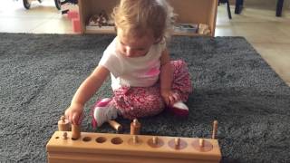 Vie sensorielle Montessori  bébé 18 mois   cylindres à boutons [upl. by Willabella]