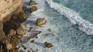 Grosses vagues contre les falaises [upl. by Thanh]