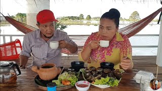 Vlog 1498 ខ្យងចំហុយ ទឹកគ្រឿង បន្លែស្ងោរ ទឹកខ្ញីអង្ករលីងក្តៅៗ ក្រោមស្ពានអ្នកលឿង។ [upl. by Ahar290]