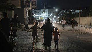 Cisgiordania migliaia di palestinesi in fuga dal campo profughi di Jenin dopo lattacco di Israele [upl. by Hoffman51]