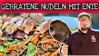 Gebratene Nudeln wie beim Asiaten  aus dem Wok mit knuspriger Ente [upl. by Holds]